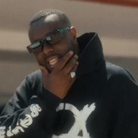 Gims au soleil dans le clip "Sin Ti"