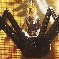 Mylène Farmer : un décor jeté à la poubelle