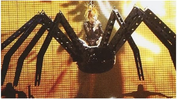 Mylène Farmer : un décor jeté à la poubelle