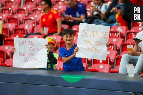 Un supporter français et un supporter espagnol montrent une banderole disant "DEMBELE Ballon D'Or" et "YAMAL Ballon D'Or" lors du match de l'UEFA Nations League entre l'Espagne et la France à la Mercedes-Benz Arena le 5 juin 2025 à Stuttgart, Allemagne. Photo by Johnny Fidelin/Icon Sport/ABACAPRESS.COM