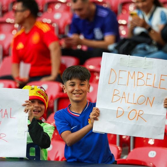 Un supporter français et un supporter espagnol montrent une banderole disant "DEMBELE Ballon D'Or" et "YAMAL Ballon D'Or" lors du match de l'UEFA Nations League entre l'Espagne et la France à la Mercedes-Benz Arena le 5 juin 2025 à Stuttgart, Allemagne. Photo by Johnny Fidelin/Icon Sport/ABACAPRESS.COM