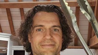 En préparation depuis déjà 16 ans, ce film voit son tournage être encore reporté car Henry Cavill s'est blessé en coulisses