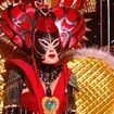 "On est complètement c*n" : le jury de Mask Singer 2025 hallucine et s'en veut en découvrant la Dame de Coeur, qui se cachait sous le costume ?