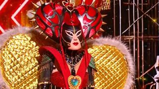 "On est complètement c*n" : le jury de Mask Singer 2025 hallucine et s'en veut en découvrant la Dame de Coeur, qui se cachait sous le costume ?