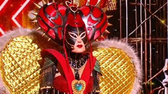 "On est complètement c*n" : le jury de Mask Singer 2025 hallucine et s'en veut en découvrant la Dame de Coeur, qui se cachait sous le costume ?