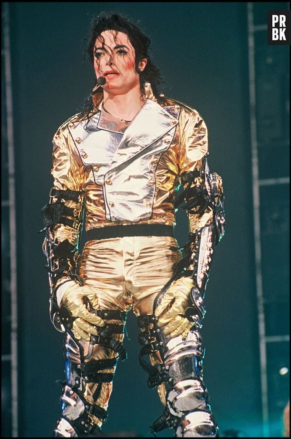 ARCHIVES - MICHAEL JACKSON SUR SCENE, AU STADE WEMBLEY EN CONCERT A LONDRES EN 1997, TOURNEE "HISTORY WORLD TOUR"