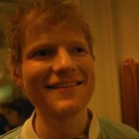 Ed Sheeran à la fête dans le clip "Azizam"