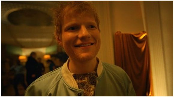 Ed Sheeran à la fête dans le clip "Azizam"