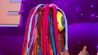 Mask Singer 2025 : la plus grosse star de l'histoire du jeu cachée sous le Cyclope ? On pense déjà l'avoir démasquée !