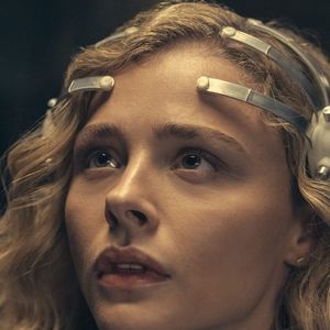 Périphériques, les mondes de Flynne est toujours disponible sur Prime Video.