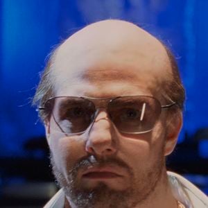 L'acteur-cascadeur est méconnaissable dans cette comédie déjantée.