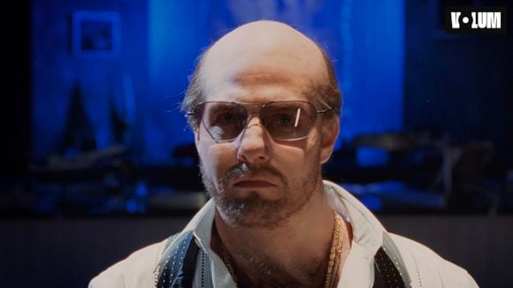 L'acteur-cascadeur est méconnaissable dans cette comédie déjantée.