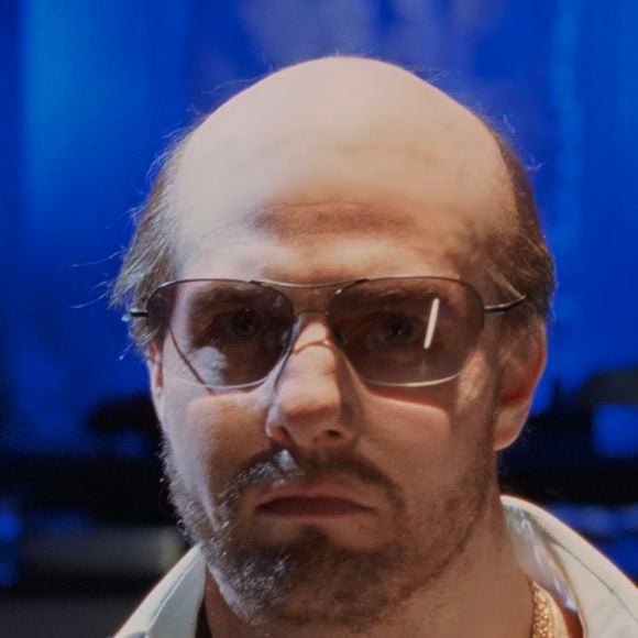 L'acteur-cascadeur est méconnaissable dans cette comédie déjantée.