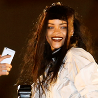 Rihanna : bain de foule à Paris dans son clip !