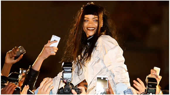 Rihanna : bain de foule à Paris dans son clip !