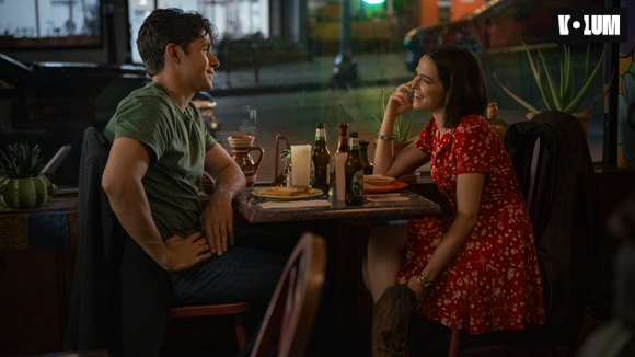 Nick Robinson et Zoey Deutch dans Si tu m'écoutes