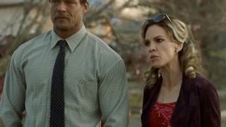"Je ne sais pas qui tu es, mais..." : ce coup de pression fou d'Hilary Swank contre Alan Ritchson sur le tournage d'Ordinary Angels