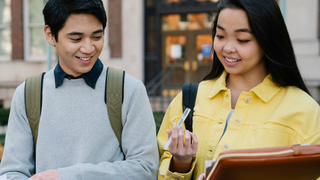 La génération Z gagne des millions grâce à leurs activités secondaires, remettant ainsi en question la nécessité des études supérieures