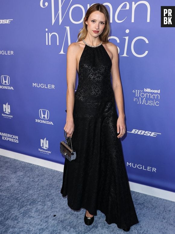 La chanteuse belge Angèle (robe Chanel) assiste à la cérémonie "Billboard Women In Music" à Inglewood (Californie), le 1er mars 2023.