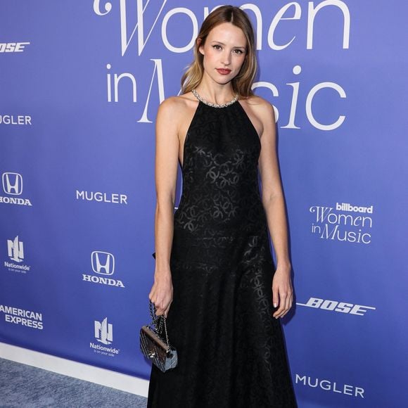 La chanteuse belge Angèle (robe Chanel) assiste à la cérémonie "Billboard Women In Music" à Inglewood (Californie), le 1er mars 2023.