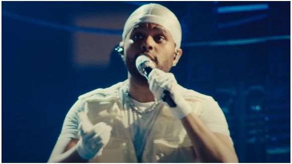 The Weeknd part en live dans le clip "Popular"