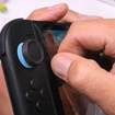 Un geek diabolique retire le film de protection de la Switch 2, que Nintendo nous a dit de ne surtout pas enlever, et ça fait juste mal en le regardant