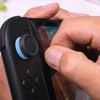 Un geek diabolique retire le film de protection de la Switch 2, que Nintendo nous a dit de ne surtout pas enlever, et ça fait juste mal en le regardant