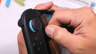 Un geek diabolique retire le film de protection de la Switch 2, que Nintendo nous a dit de ne surtout pas enlever, et ça fait juste mal en le regardant