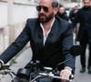 Exclusif - Cyril Hanouna arrive en moto électrique pour la dernière émission Touche pas à mon poste (TPMP) diffusée en direct sur C8 avant la fermeture de la chaine le 28 février, à Paris. © Christophe Clovis/Bestimage