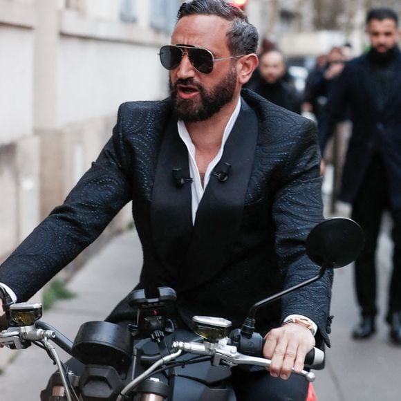 Exclusif - Cyril Hanouna arrive en moto électrique pour la dernière émission Touche pas à mon poste (TPMP) diffusée en direct sur C8 avant la fermeture de la chaine le 28 février, à Paris. © Christophe Clovis/Bestimage