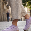On dirait des ballerines, mais ce sont les nouvelles sneakers Adidas couleur açaï que portent les femmes les plus stylées du moment