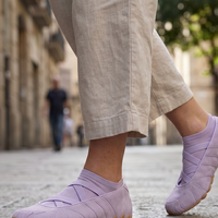 On dirait des ballerines, mais ce sont les nouvelles sneakers Adidas couleur açaï que portent les femmes les plus stylées du moment