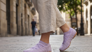 On dirait des ballerines, mais ce sont les nouvelles sneakers Adidas couleur açaï que portent les femmes les plus stylées du moment
