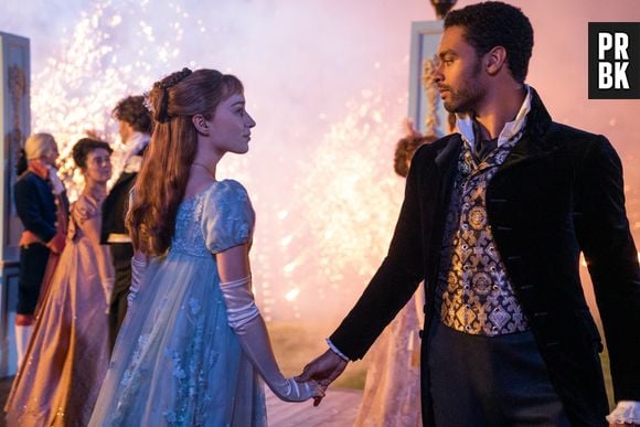 Phoebe Dynevor (Daphne Bridgerton) et Regé-Jean Page (Simon Basset) dans La Chronique des Bridgerton