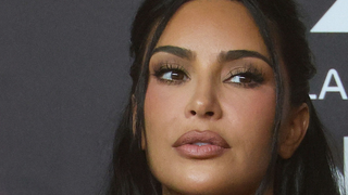 All Fair's, saison 2 : avez-vous reconnu l'actrice culte à qui Kim Kardashian rend hommage dans les premières images de la série de Disney+ ?