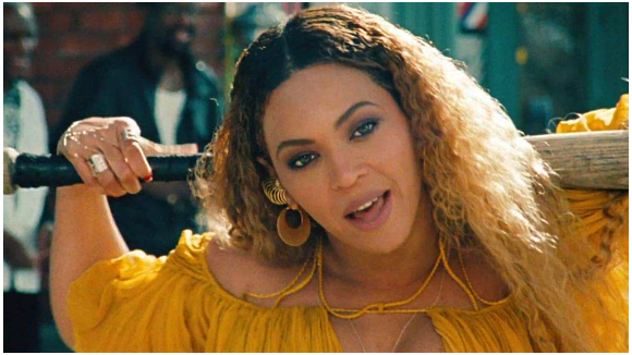 Beyoncé sort sa batte de baseball dans "Hold Up"