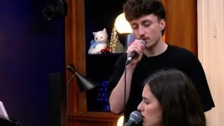 Léo et Jeanne chantent un duo inédit pour les fans