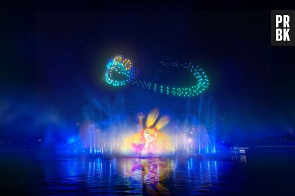 Le spectacle nocturne Disney Cascade of Lights à Disneyland Paris dans la nouvelle zone de la Reine des Neiges