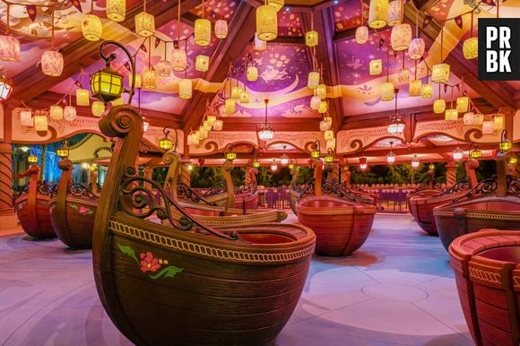 Les barques dans lesquelles on embarque dans la nouvelle attraction Raiponce Tangled Spin à Disneyland Paris dans le parc Disney Adventure World