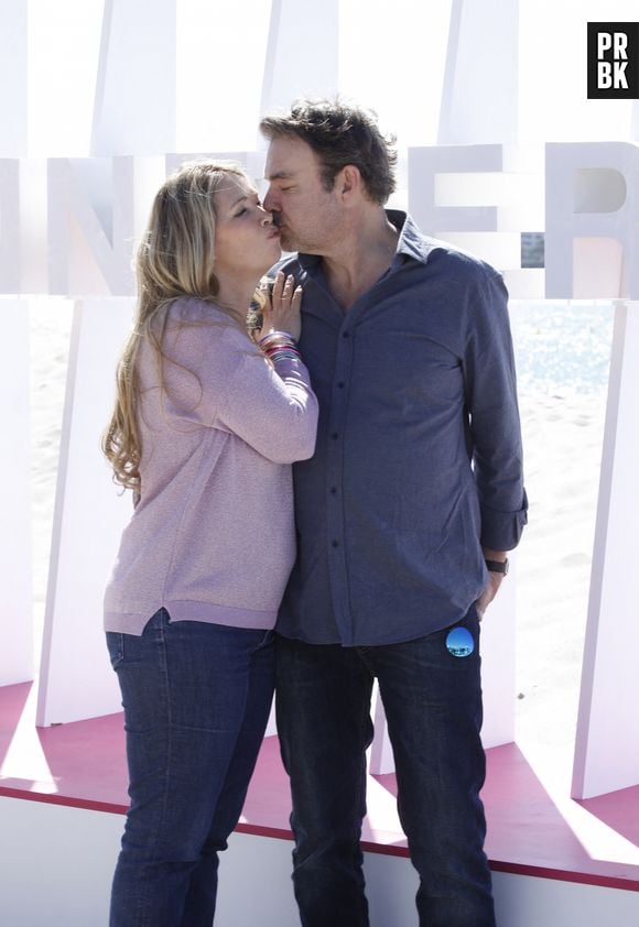 Helene Rolles et Patrick Puydebat (Les mystères de l'Amour) lors du photocall de 'CanneSeries ' Saison 6 au Palais des Festivals de Cannes le 15 Avril 2023. © Denis Guignebourg/Bestimage