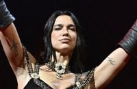 Elton John et Dua Lipa chantent "Cold Heart" en concert à Los Angeles.