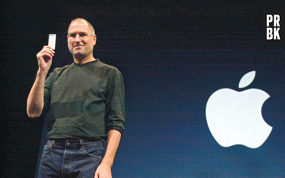 Steve Jobs, PDG d'Apple Computer, présente le tout dernier iPod, l'iPod Nano, à San Francisco, aux États-Unis, le 7 septembre 2005.