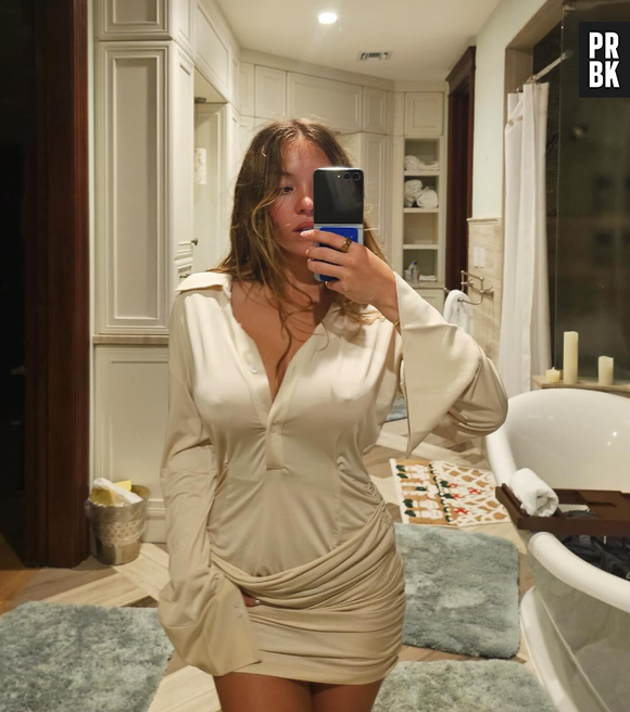 Sydney Sweeney se prend en selfie dans sa salle de bain