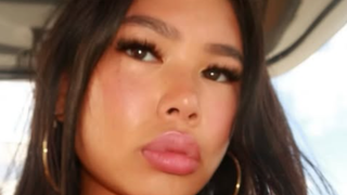 Bikini, amis, selfies et tatouage en hommage à Johnny : Joy Hallyday partage ses vacances de rêve à Saint-Barth