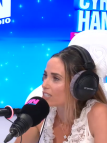 Cyril Hanouna découvre le salaire de Capucine Anav en direct et s'étouffe, la chroniqueuse gagne pourtant bien moins que ce qu'elle pensait