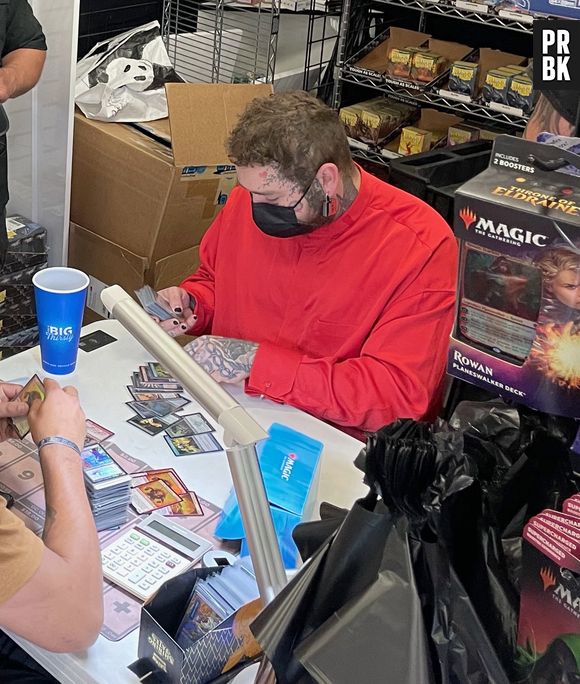 Exclusif - Le rappeur Post Malone joue aux cartes Magic the Gathering au Frank & Sons Collectible Show à Rowland Heights, Los Angeles, Californie, Etats-Unis, le 28 avril 2021.