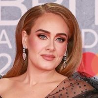 Adele surpasse Whitney Houston