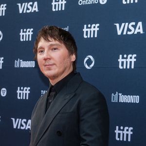 Paul Dano arrive sur le tapis rouge pour "Le magicien du Kremlin" au Festival international du film de Toronto à Toronto le mercredi 10 septembre 2025. La Presse Canadienne/ABACAPRESS.COM//Laura Proctor