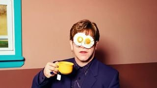 Elton John : tout ce que cette expo exceptionnelle m'a appris sur l'icône (il ne te reste que quelques jours pour y aller)