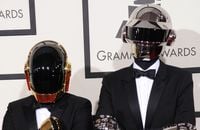 Thomas Bangalter joue "One More Time" en concert à Londres.